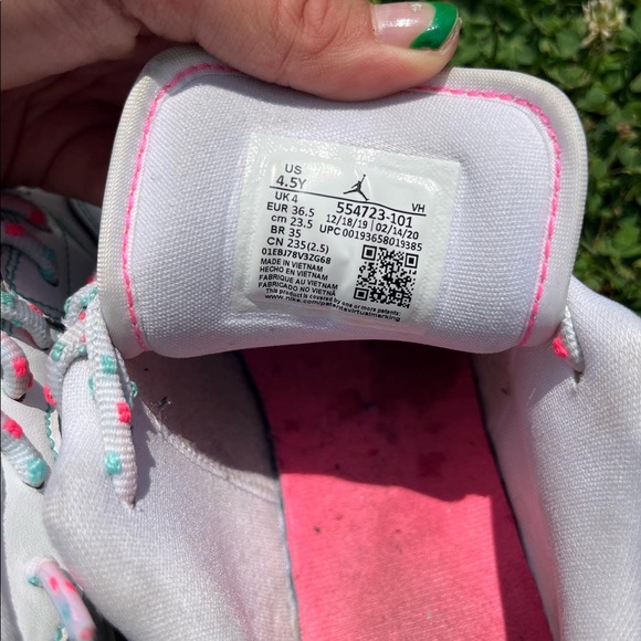 Air Jordans 1 Low - Picture 7 of 7